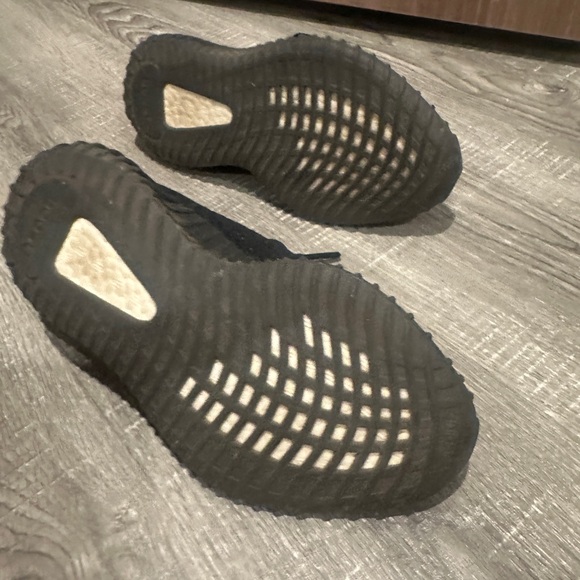 Yeezy Boost 350 V2 Oreo - Picture 6 of 6